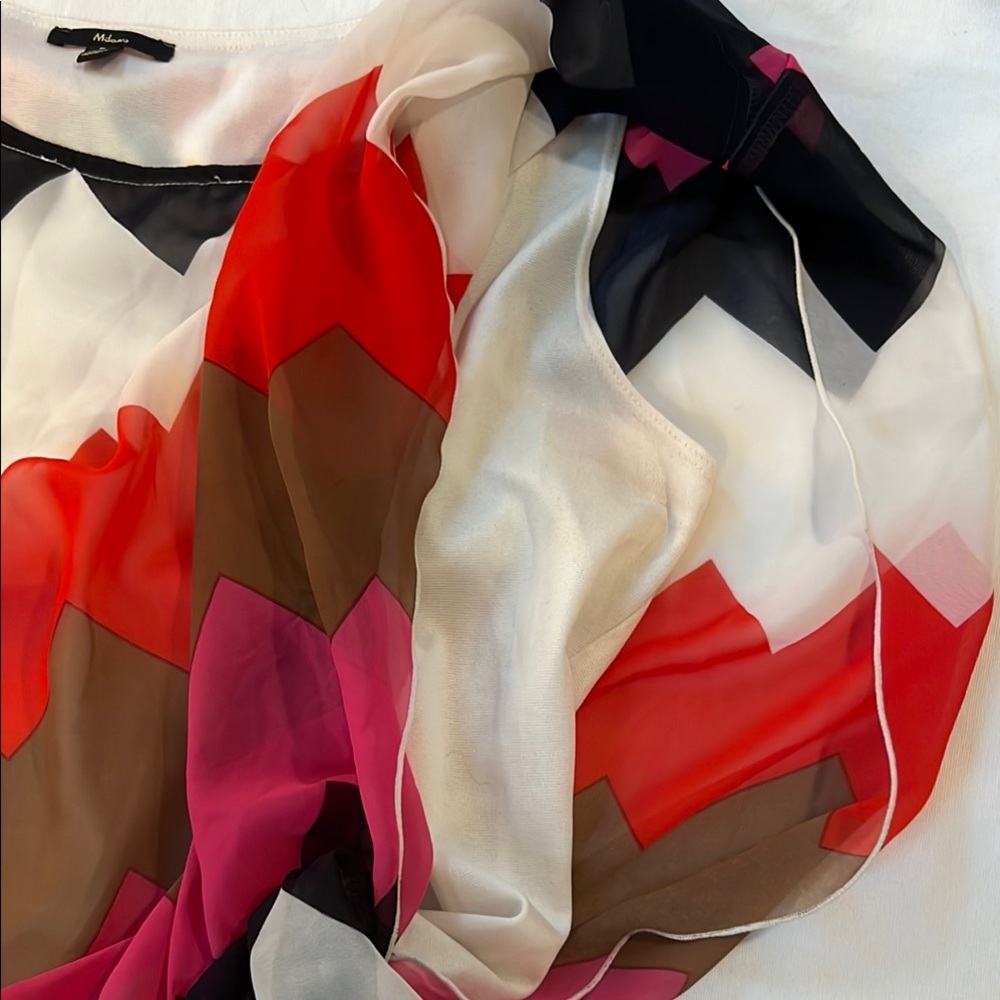 Milano Boxy Sleeveless Blouse in a Bold Chevron Print - Picture 4 of 6